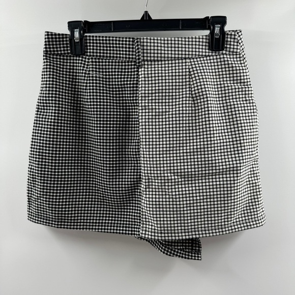Forever 21 Asymmetrical Plaid Skirt – Black & White, Silver Buttons, Size Medium - Picture 4 of 6